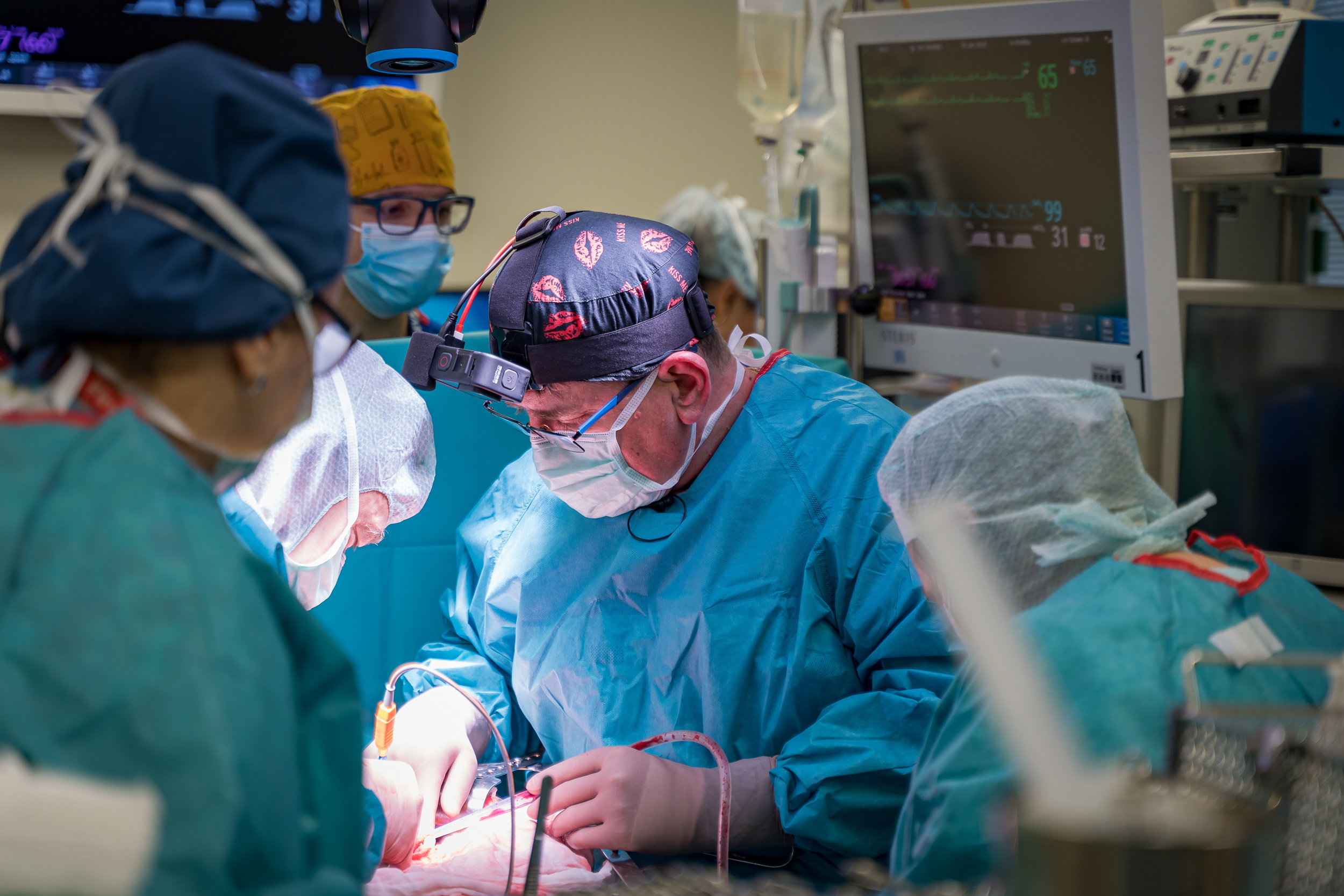 Водещ германски хирург оперира 78-годишен пациент с рак на панкреаса в болница 