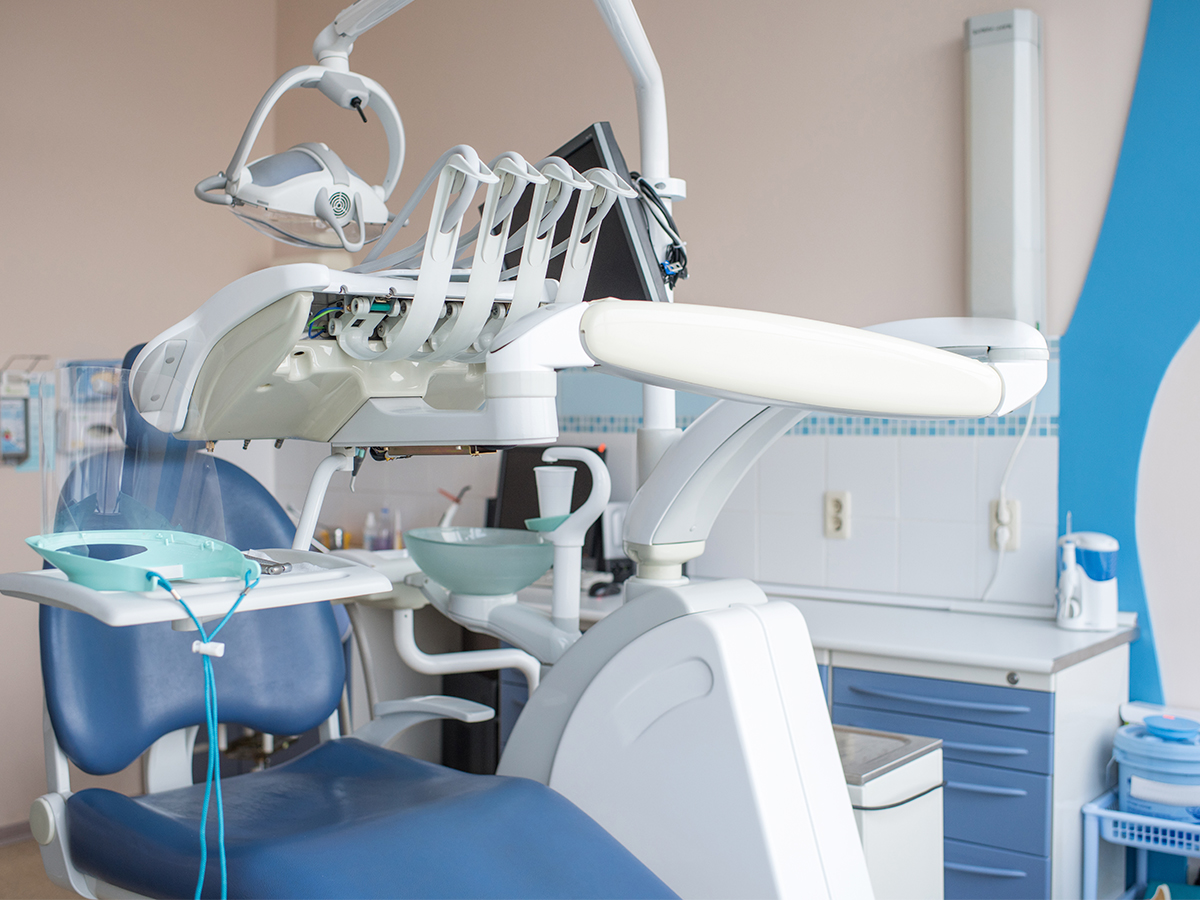Обява за търг за отдаване на оборудвани стоматологични кабинета