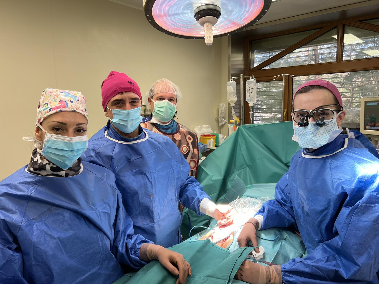 Съдови хирурзи, ръководени от д-р Асен Тодоров, спасиха живота на 81-годишна жена след 10-часова сложна операция.
