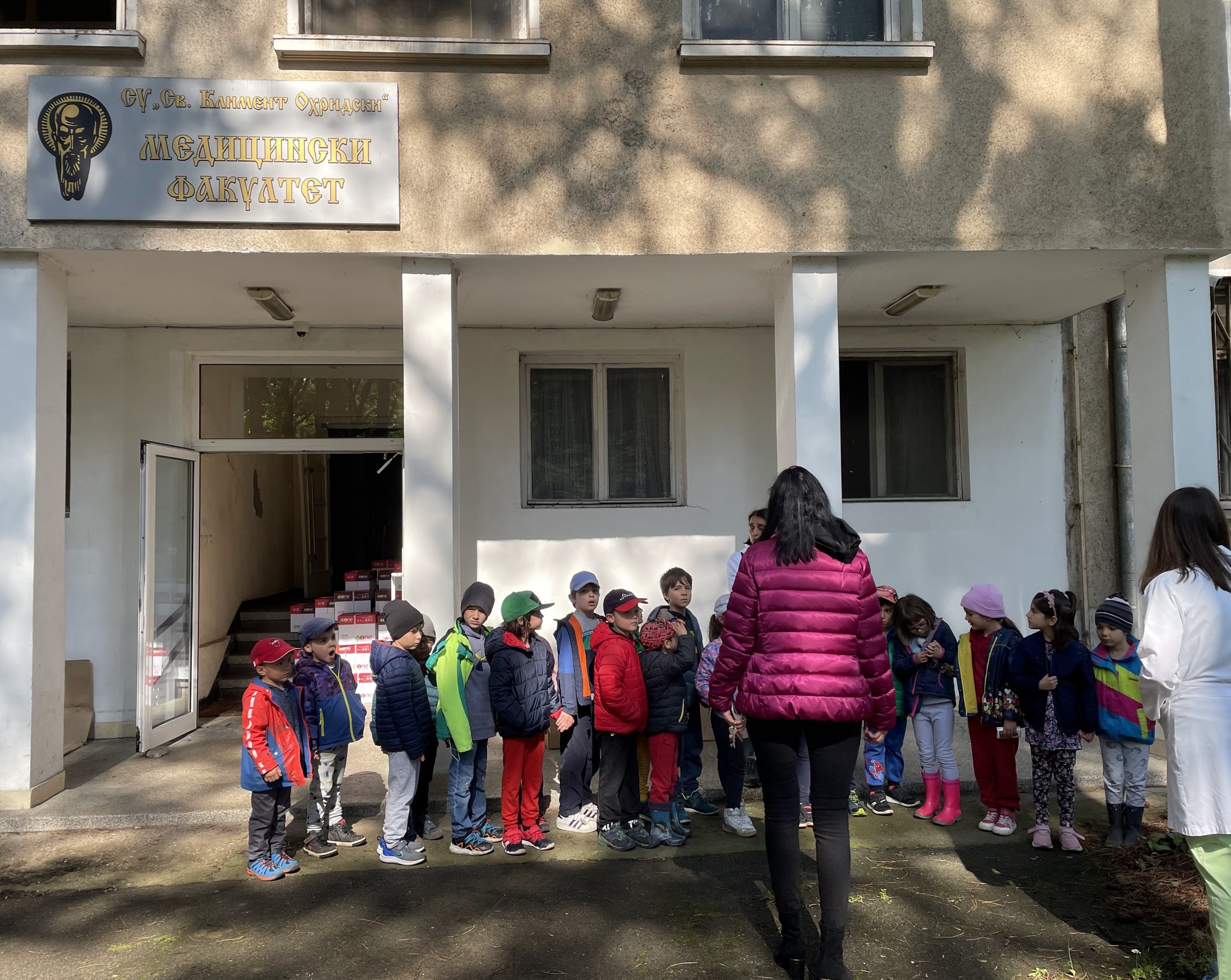 Имахме гости. Малки, любознателни, лъчезарни. 