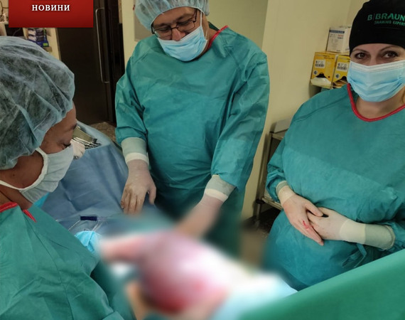Лекари от Клиниката по акушерство и гинекология успешно отстраниха 5,5 килограмов тумор на яйчника