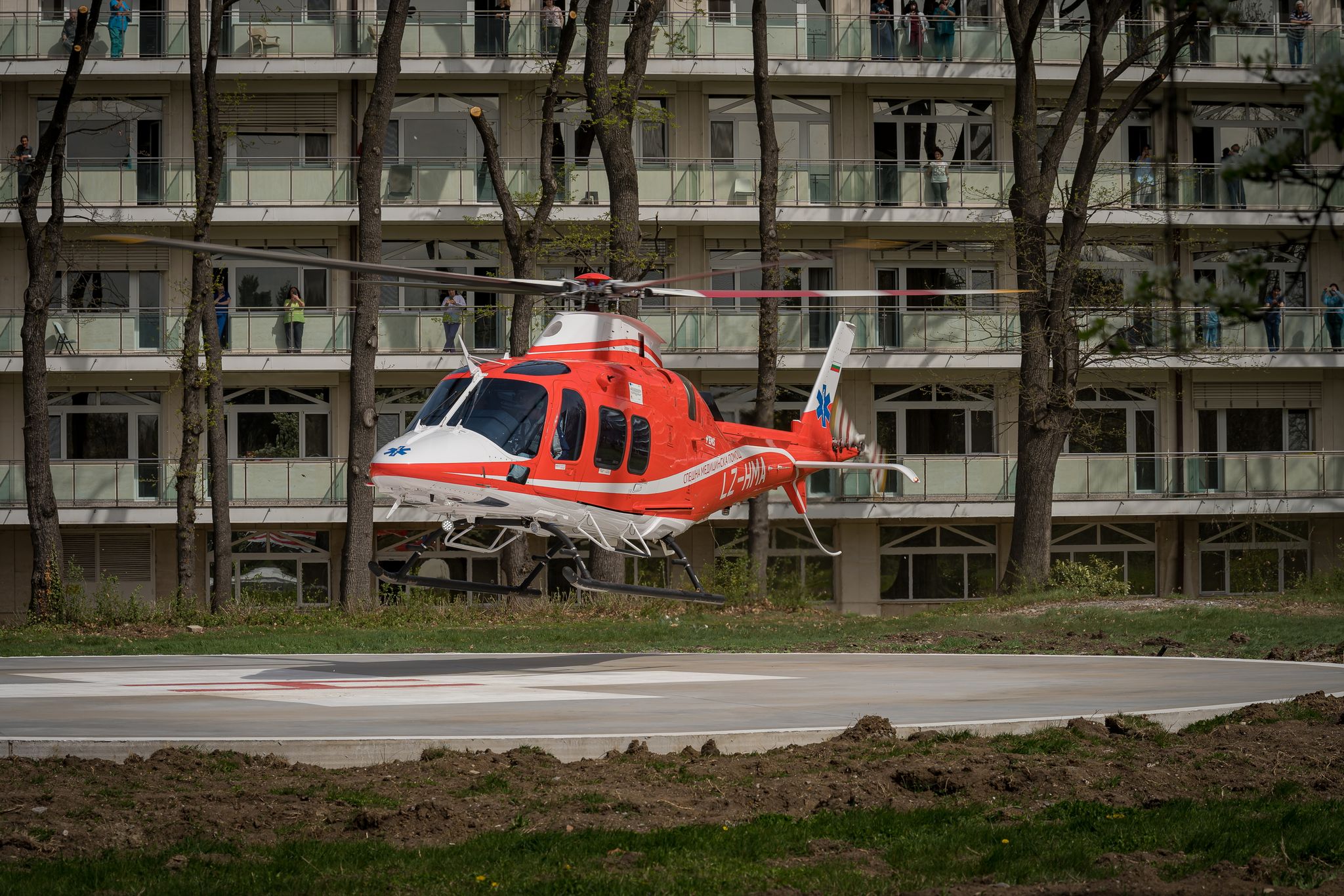 Медицинският хеликоптер на HEMS кацна на летателната площадка на болница „Лозенец“