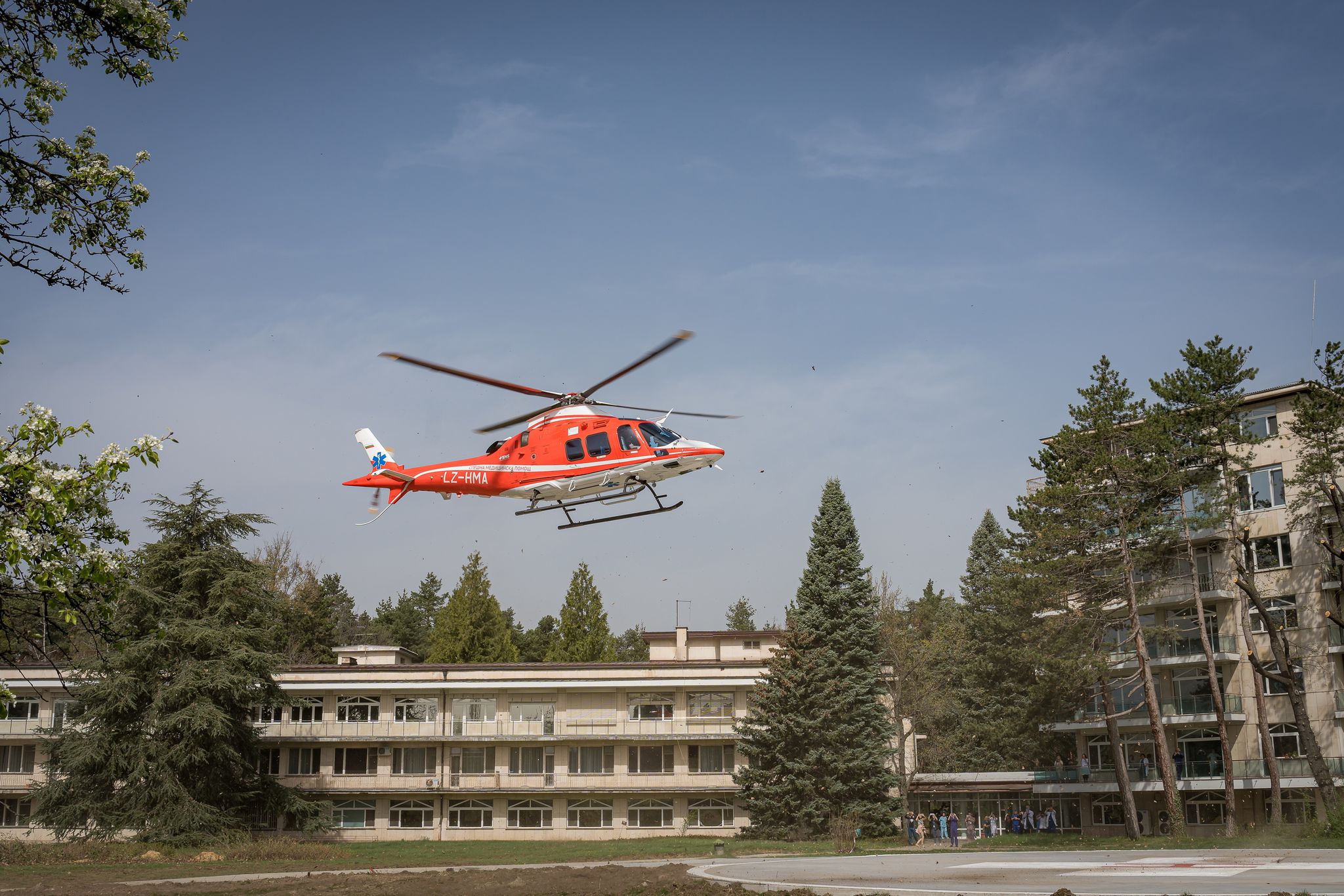 Медицинският хеликоптер на HEMS кацна на летателната площадка на болница „Лозенец“
