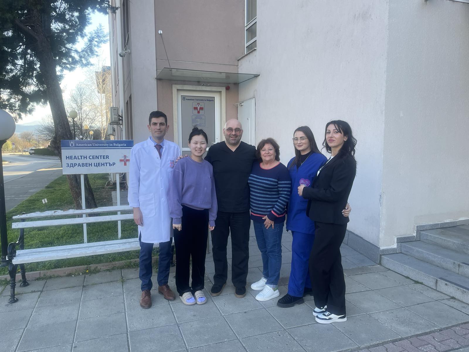 Лекари от болница „Лозенец“ преглеждаха безплатно преподаватели и студенти в Американския университет в България по случай месеца на женското здраве
